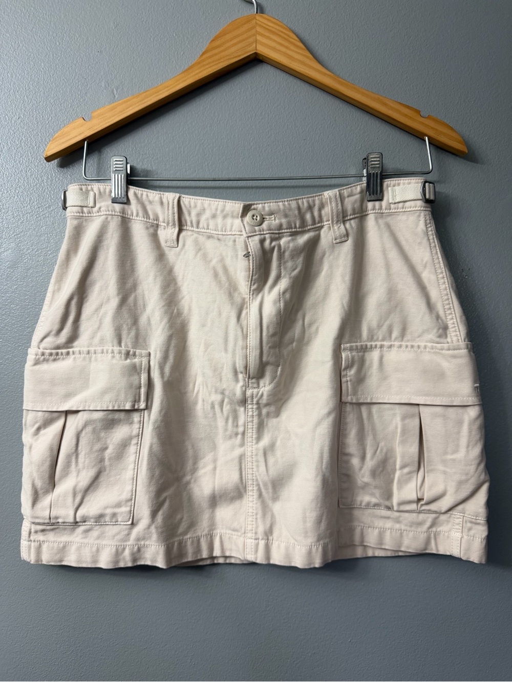 TNA Aritizia Casual Cargo Pocket Mini Skirt — Cream size 12